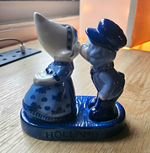 Blue white dutch kissing - &,